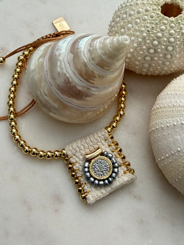 Armband gold-filled 4 mm met stoffen bedeltje